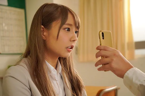 sex gái trung xinh Học trò sử dụng điện thoại thôi miên cô giáo thực tập